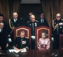 Su Majestad el Rey procede a la sanción de la Constitución, durante un acto celebrado en el Congreso de los Diputados, en presencia de la Reina y del 